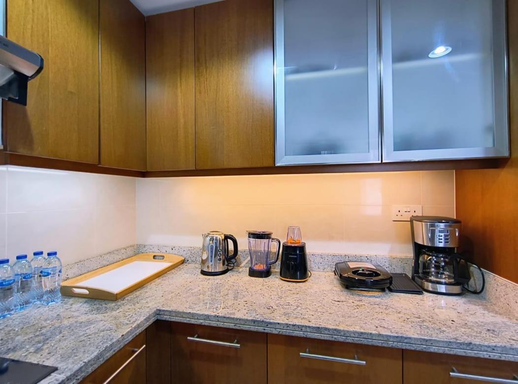 דובאי Trinity Holiday Homes - Standpoint Tower Downtown מראה חיצוני תמונה